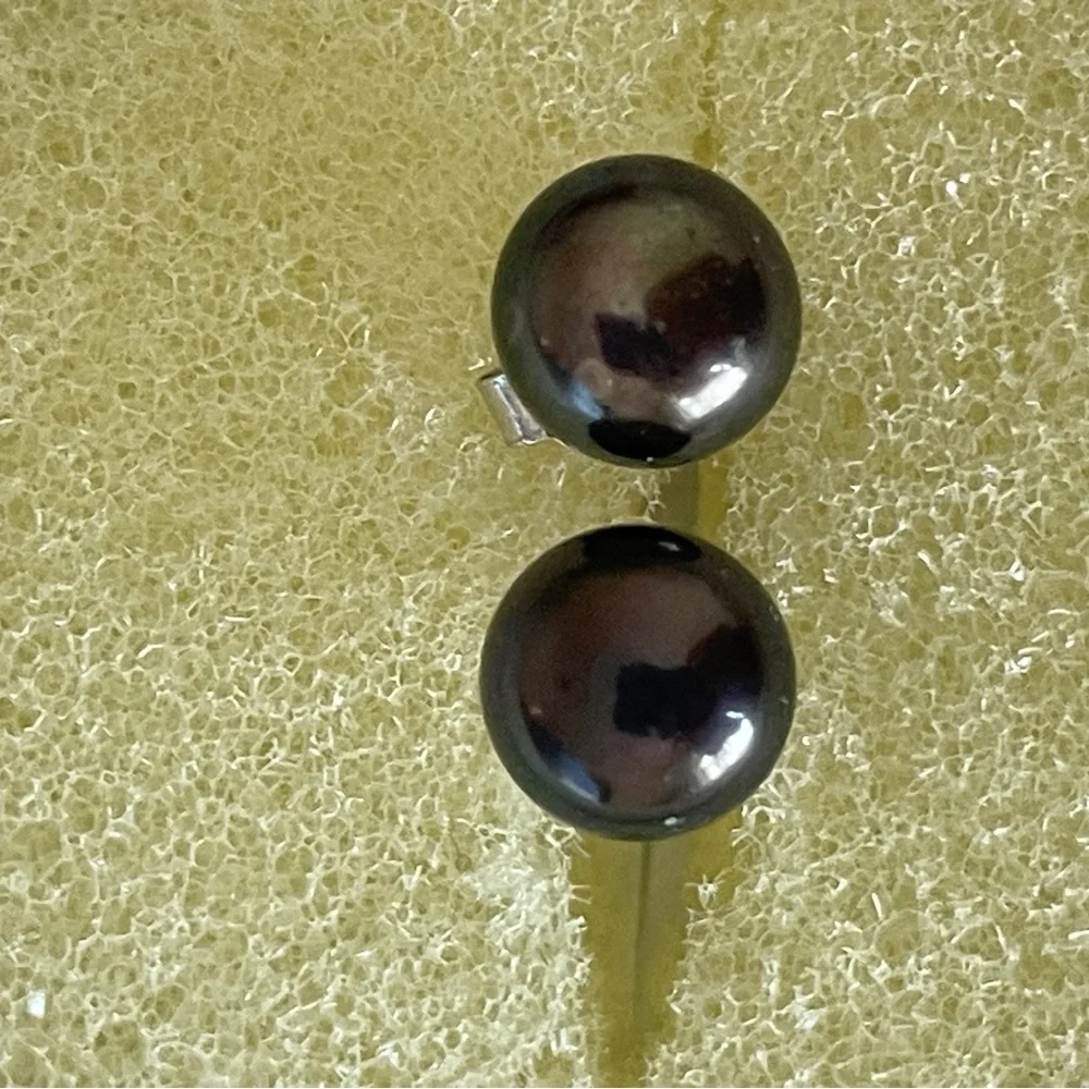 Black Pearl Stud earrings - Picture 1 of 3